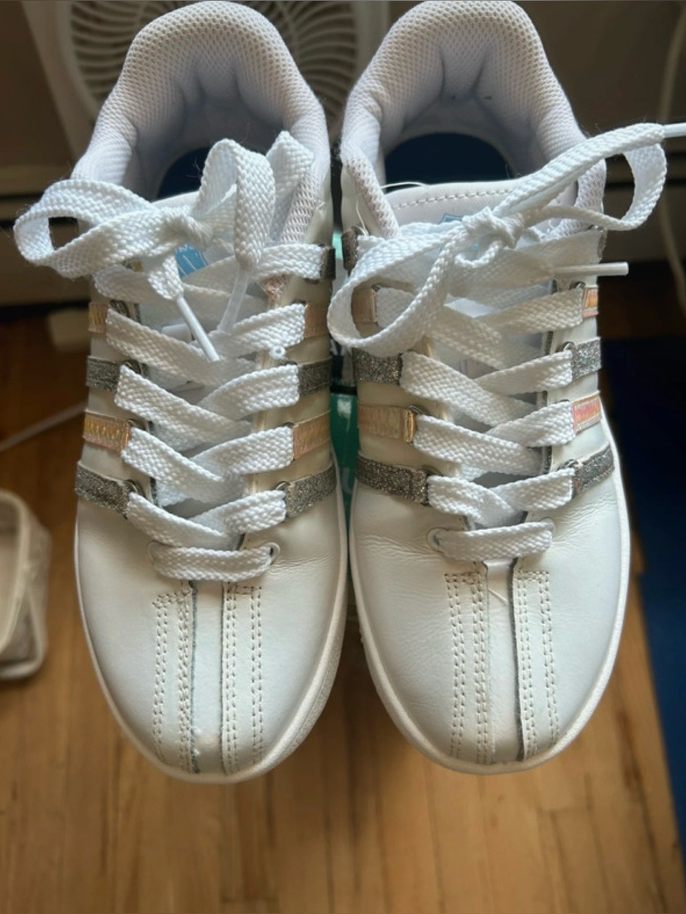 K-Swiss girls sneaker Iridescent & Silver Stripes.pet/smoke free open to offers